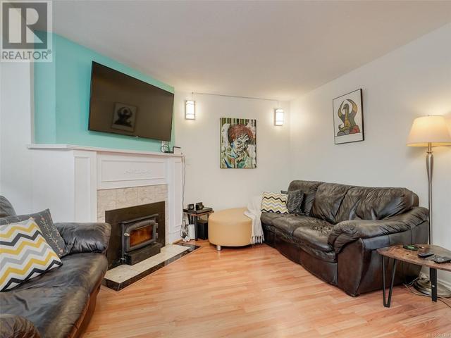 6 - 3993 Columbine Way, House attached with 3 bedrooms, 3 bathrooms and 2 parking in Saanich BC | Image 2