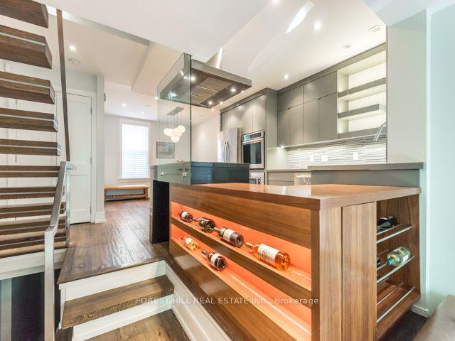 39 Bishop St, House attached with 2 bedrooms, 3 bathrooms and 0 parking in Toronto ON | Image 3