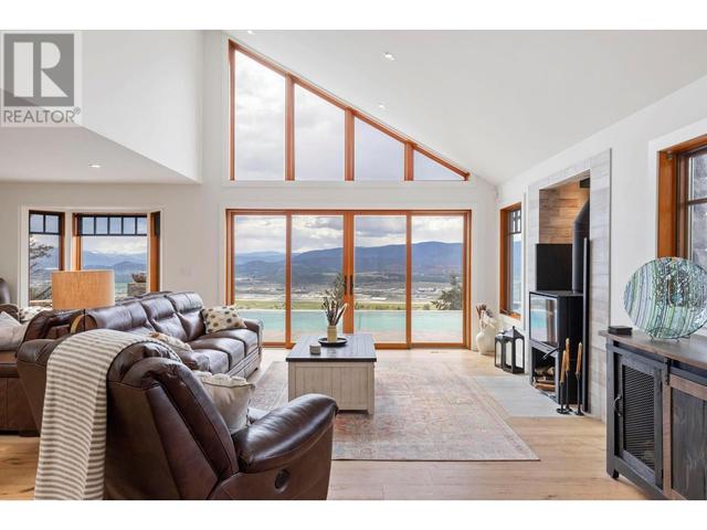 5774 Deadpine Dr, House detached with 6 bedrooms, 5 bathrooms and 3 parking in Central Okanagan BC | Image 12