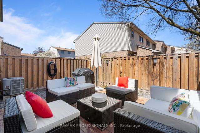 92 - 1542 Lancaster Dr, Townhouse with 3 bedrooms, 2 bathrooms and 2 parking in Oakville ON | Image 32