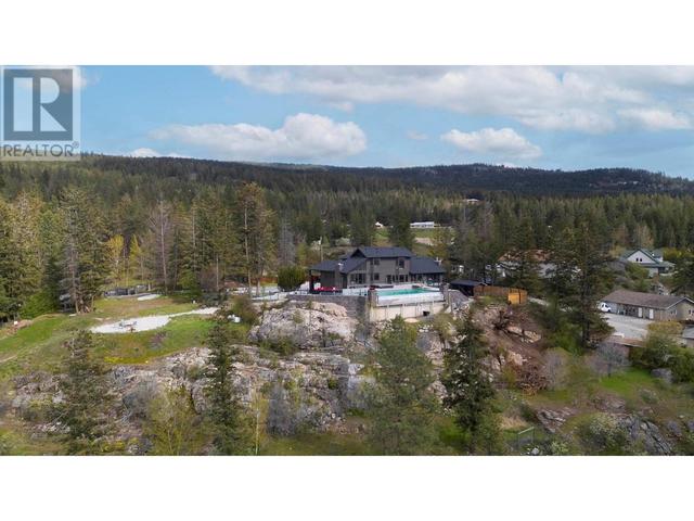 5774 Deadpine Dr, House detached with 6 bedrooms, 5 bathrooms and 3 parking in Central Okanagan BC | Image 2
