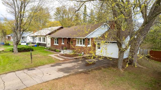 28 Springhill Cres, House detached with 3 bedrooms, 1 bathrooms and 2 parking in Petawawa ON | Image 2