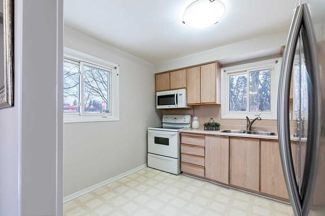 34 Lansing Sq, House attached with 3 bedrooms, 1 bathrooms and 3 parking in Brampton ON | Image 9