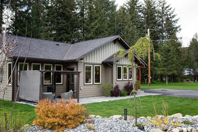2711 Jacks Crescent, House detached with 2 bedrooms, 2 bathrooms and null parking in Central Kootenay I BC | Image 44