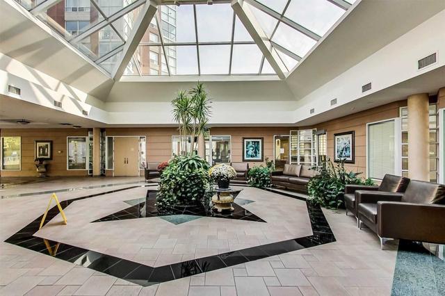 1203 - 5 Concorde Pl, Condo with 1 bedrooms, 1 bathrooms and 1 parking in Toronto ON | Image 3