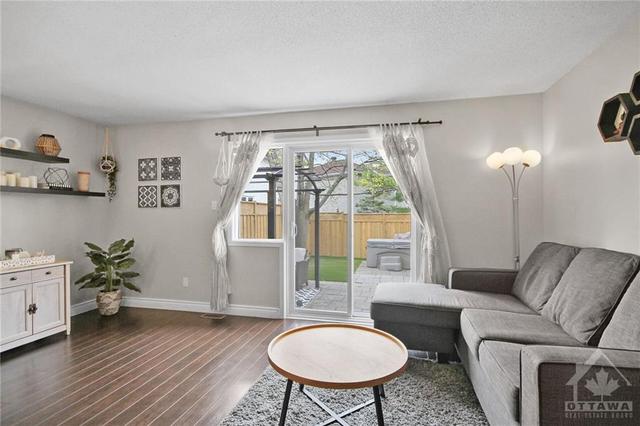21 Woodpark Way, Townhouse with 3 bedrooms, 2 bathrooms and 3 parking in Ottawa ON | Image 10