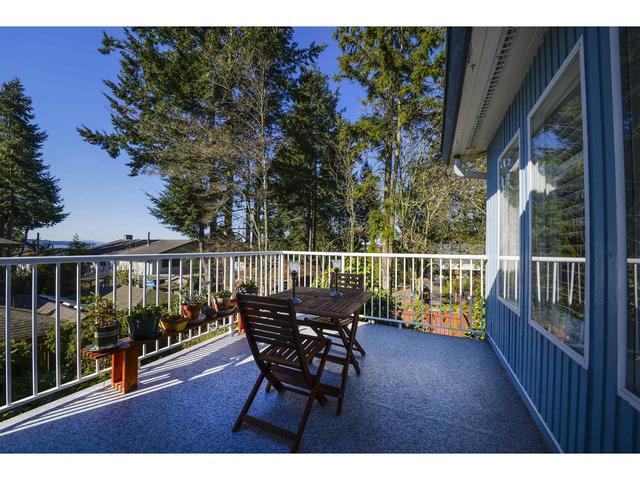 1071 Stevens St, House detached with 3 bedrooms, 3 bathrooms and 5 parking in White Rock BC | Image 23