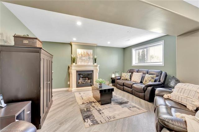 18 Peter St, House detached with 4 bedrooms, 2 bathrooms and 10 parking in Brant ON | Image 7