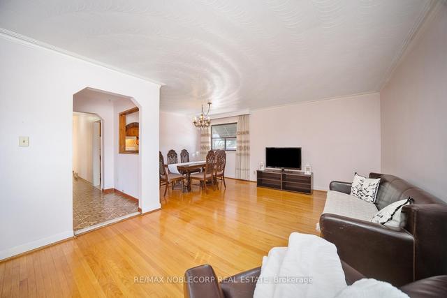 27 Deevale Rd, House detached with 3 bedrooms, 2 bathrooms and 6 parking in Toronto ON | Image 4