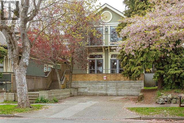 947 Meares St, House detached with 4 bedrooms, 3 bathrooms and 2 parking in Victoria BC | Image 1