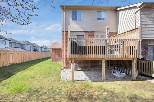 1061 Eagletrace Dr, Townhouse with 3 bedrooms, 3 bathrooms and 4 parking in London ON | Image 32