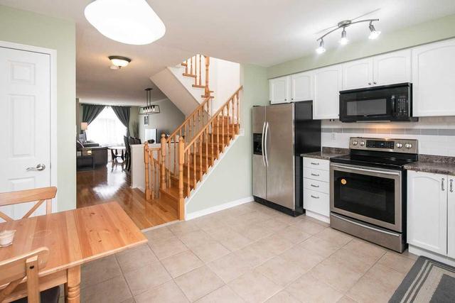 7055 Fairmeadow Cres, House attached with 3 bedrooms, 3 bathrooms and 1 parking in Mississauga ON | Image 7