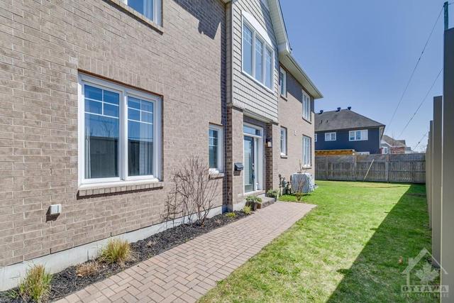 731 Hazelnut Crescent, Townhouse with 3 bedrooms, 3 bathrooms and 3 parking in Ottawa ON | Image 2