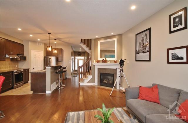 86 Selhurst Ave, Townhouse with 3 bedrooms, 3 bathrooms and 2 parking in Ottawa ON | Image 7
