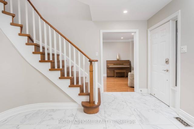 14 Moffat Cres, House detached with 4 bedrooms, 4 bathrooms and 6 parking in Aurora ON | Image 37