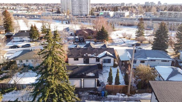 77 Malibou Road Sw, House detached with 4 bedrooms, 3 bathrooms and 3 parking in Calgary AB | Image 41