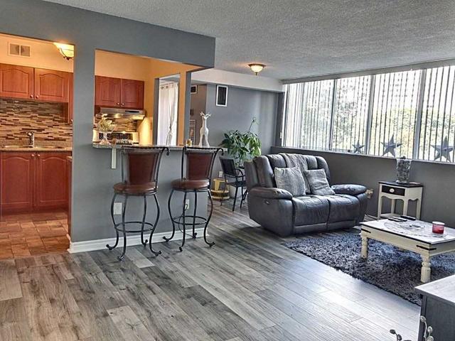 402 - 3590 Kaneff Cres, Condo with 2 bedrooms, 2 bathrooms and 2 parking in Mississauga ON | Image 2