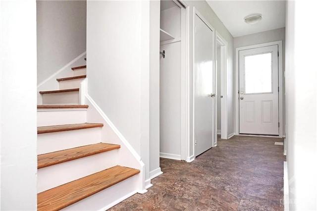 2746 Consul Ave, Townhouse with 3 bedrooms, 2 bathrooms and 1 parking in Ottawa ON | Image 13