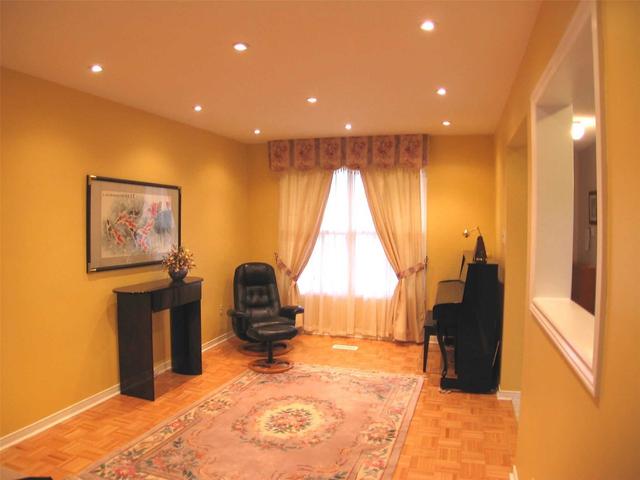 39 Bendamere Cres, House attached with 3 bedrooms, 4 bathrooms and 4 parking in Markham ON | Image 3