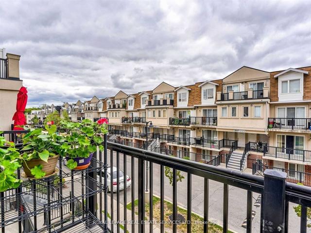 2002 - 3049 Finch Ave W, Townhouse with 4 bedrooms, 3 bathrooms and 2 parking in Toronto ON | Image 3
