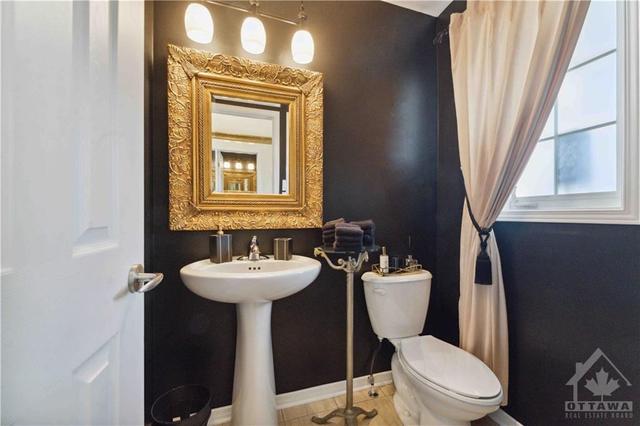 224 Macoun Cir, Townhouse with 3 bedrooms, 3 bathrooms and 3 parking in Ottawa ON | Image 7