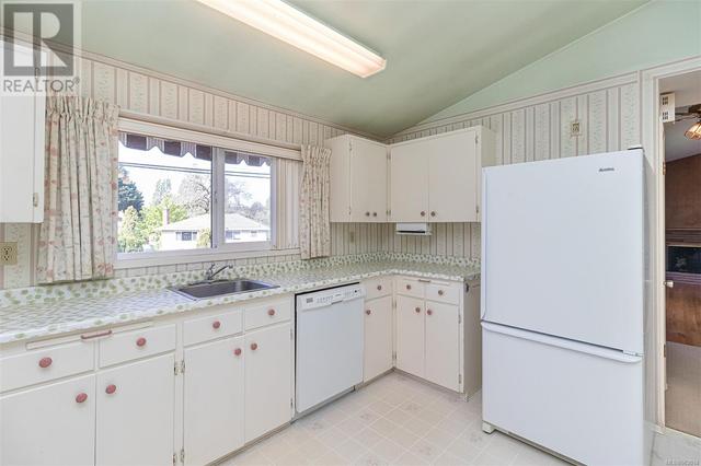 4051 Cedar Hill Cross Rd, House detached with 4 bedrooms, 2 bathrooms and 3 parking in Saanich BC | Image 12