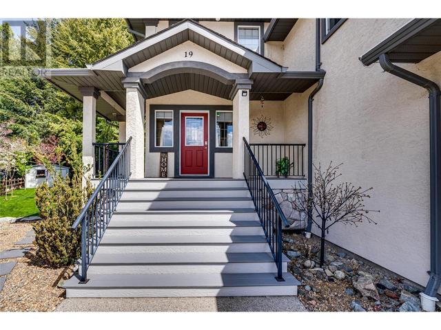 19 Kestrel Crt, House detached with 4 bedrooms, 3 bathrooms and 6 parking in Vernon BC | Image 3