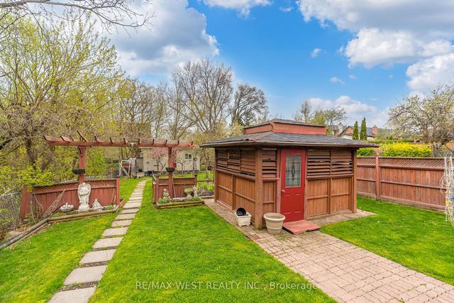 579 Rustic Rd, House detached with 3 bedrooms, 2 bathrooms and 12 parking in Toronto ON | Image 27