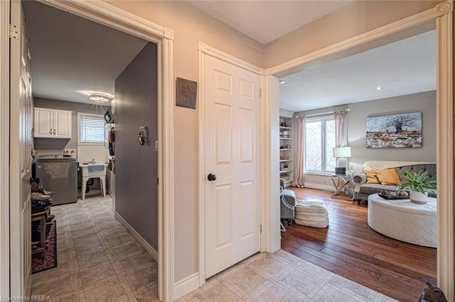 28 Macbride Crt, House detached with 4 bedrooms, 3 bathrooms and 4 parking in Brantford ON | Image 9