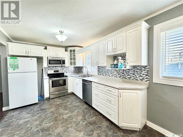 567 6th St E, House detached with 3 bedrooms, 2 bathrooms and null parking in Prince Albert SK | Image 2