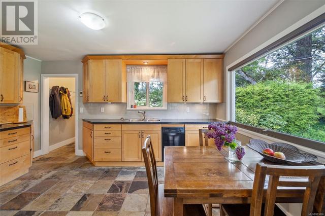 1087 Burnside Rd W, House detached with 2 bedrooms, 1 bathrooms and 4 parking in Saanich BC | Image 15