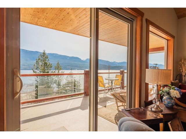 3558 Sprague St, House detached with 3 bedrooms, 4 bathrooms and null parking in Central Kootenay D BC | Image 77