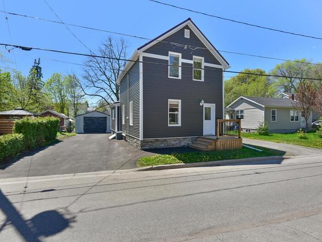 38 Bennett St, House detached with 3 bedrooms, 2 bathrooms and 3 parking in Brockville ON | Image 2