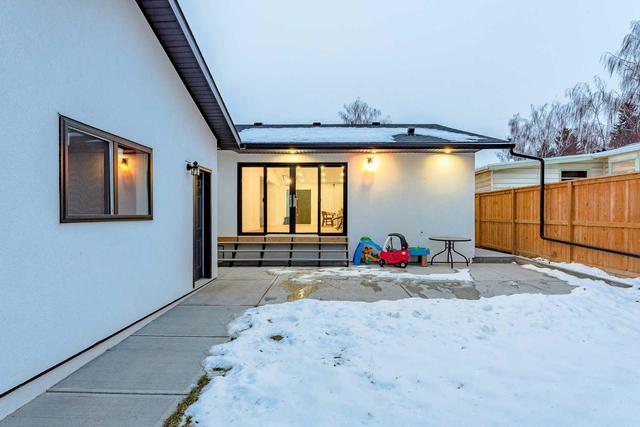 56 Klamath Pl Sw, House detached with 5 bedrooms, 3 bathrooms and 3 parking in Calgary AB | Image 2