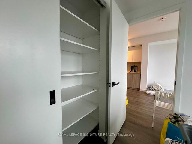 1406 - 36 Zorra St, Condo with 1 bedrooms, 1 bathrooms and 0 parking in Toronto ON | Image 2