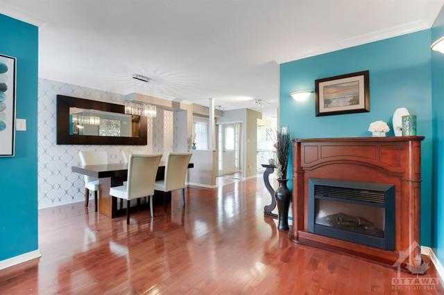 109 Topham Terr, Townhouse with 3 bedrooms, 3 bathrooms and 3 parking in Ottawa ON | Image 3