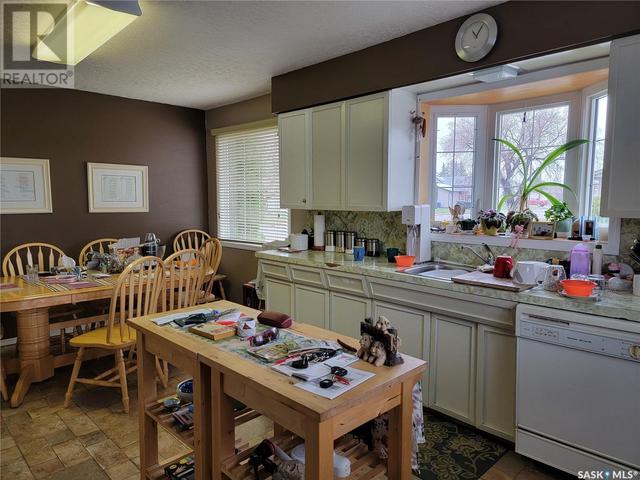 301 6th Ave E, House detached with 3 bedrooms, 2 bathrooms and null parking in Unity SK | Image 2