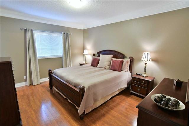 874 Wildflower Crt, House detached with 2 bedrooms, 4 bathrooms and 2 parking in Oshawa ON | Image 8