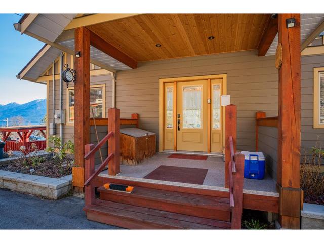 3558 Sprague St, House detached with 3 bedrooms, 4 bathrooms and null parking in Central Kootenay D BC | Image 58