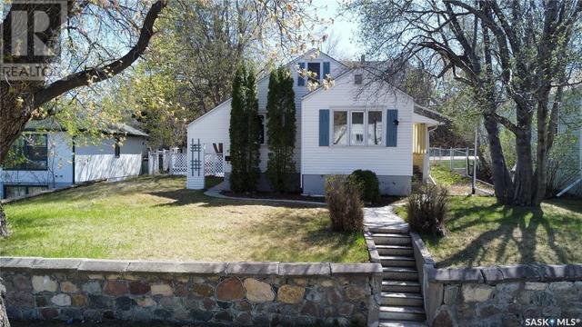 61 19th St W, House detached with 3 bedrooms, 2 bathrooms and null parking in Prince Albert SK | Image 2