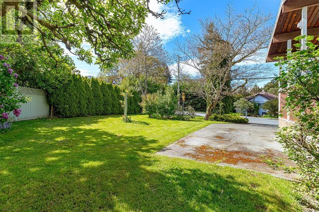 4051 Cedar Hill Cross Rd, House detached with 4 bedrooms, 2 bathrooms and 3 parking in Saanich BC | Image 33