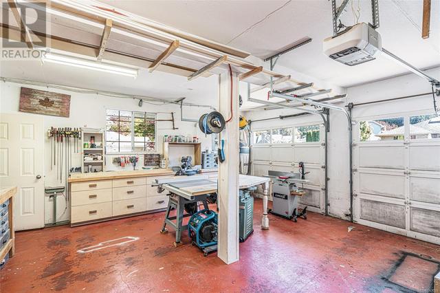 Garage with workshop | Image 17