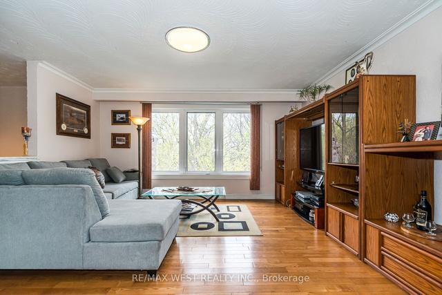 579 Rustic Rd, House detached with 3 bedrooms, 2 bathrooms and 12 parking in Toronto ON | Image 6