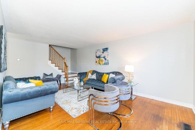 29 Town House Cres N, Townhouse with 3 bedrooms, 2 bathrooms and 1 parking in Brampton ON | Image 3