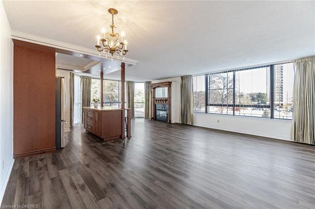208 - 1230 Marlborough Crt, House attached with 2 bedrooms, 2 bathrooms and 1 parking in Oakville ON | Image 3