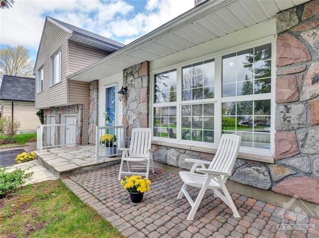 28 Qualicum St, House detached with 4 bedrooms, 4 bathrooms and 6 parking in Ottawa ON | Image 3