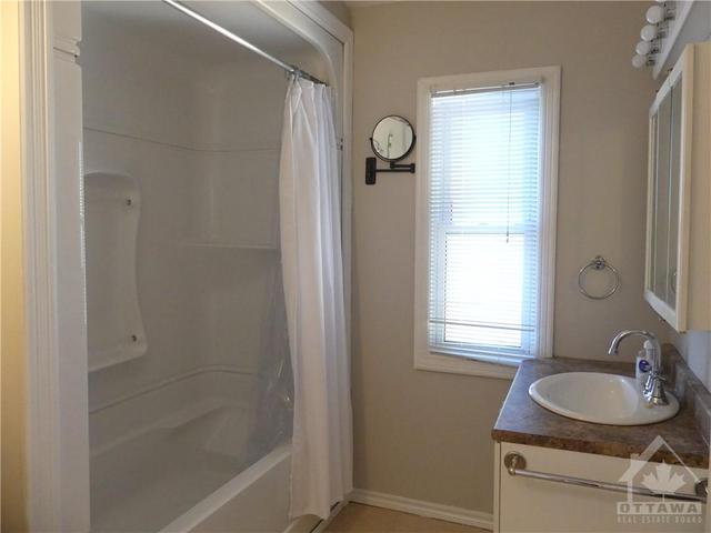 77 Prince Albert St, House detached with 3 bedrooms, 2 bathrooms and 2 parking in Ottawa ON | Image 4