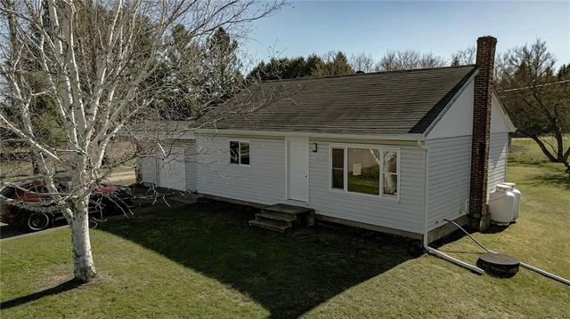 1731 Doran Rd, House detached with 2 bedrooms, 1 bathrooms and 6 parking in Laurentian Valley ON | Image 3