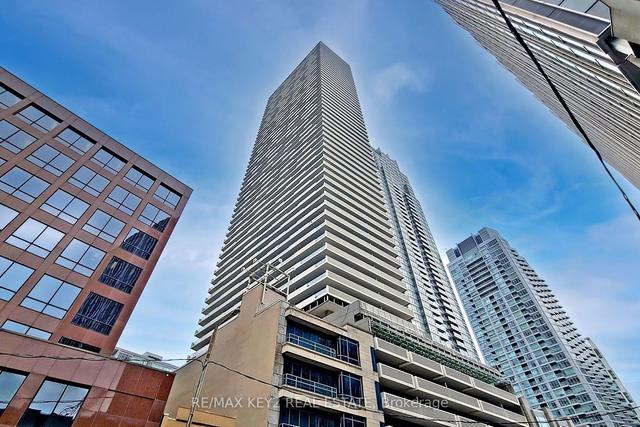 4510 - 2221 Yonge St, Condo with 1 bedrooms, 2 bathrooms and 0 parking in Toronto ON | Image 1