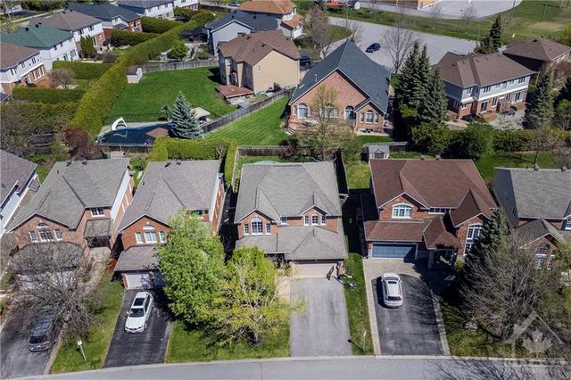 11 Witherspoon Cres, House detached with 4 bedrooms, 3 bathrooms and 4 parking in Ottawa ON | Image 2